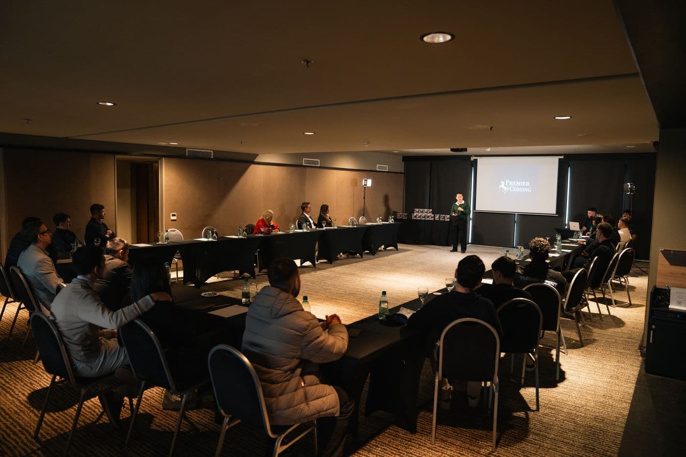 Salón de eventos con asistentes durante una ponencia